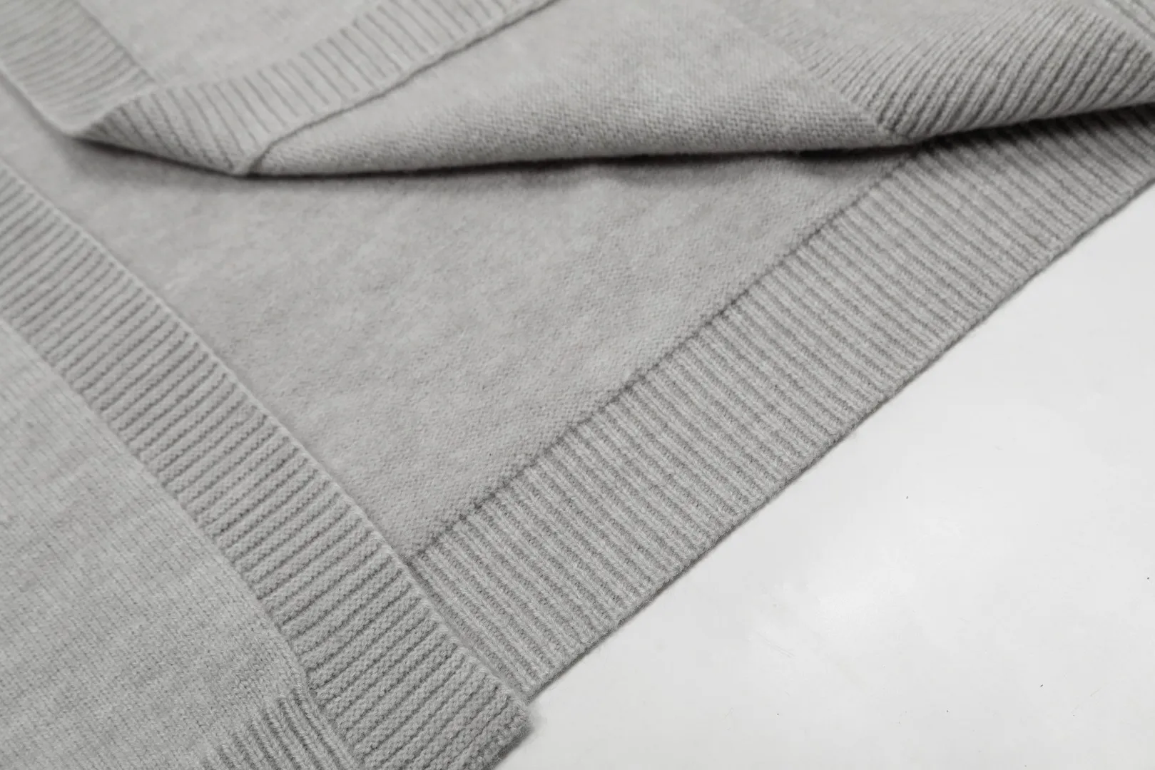 🅿️220 "Top quality" Style number: DS016# [Ralph Lauren V-neck solid color pony embroidered logo woolen knitted shawl cardigan] ✅Ralph Lauren Lazy‌oversize style basic classic versatile ten-color shawl cardigan ✅Main supplier platform live broadcast Wholesale entity Replenishment when out of stock No removal from shelves ✅ZP quality 1:1 version Scan the code to enter the GF website Counter quality ✅Details and quality are the only one in Guangzhou. Light luxury wool. Focus on high-end. Cost-effective. Good quality. Needless to say. ✅Restore the original version. Can wear 190 pounds. Loose, comfortable and stress-free. ✅Loose upper body, oversize and lazy style. Must-have style for goddess ootd. ✅Good-looking clothes are never picky. Recommended for goddess wardrobe. Taro Purple, Light Khaki, Chinese Red, Anchor Red